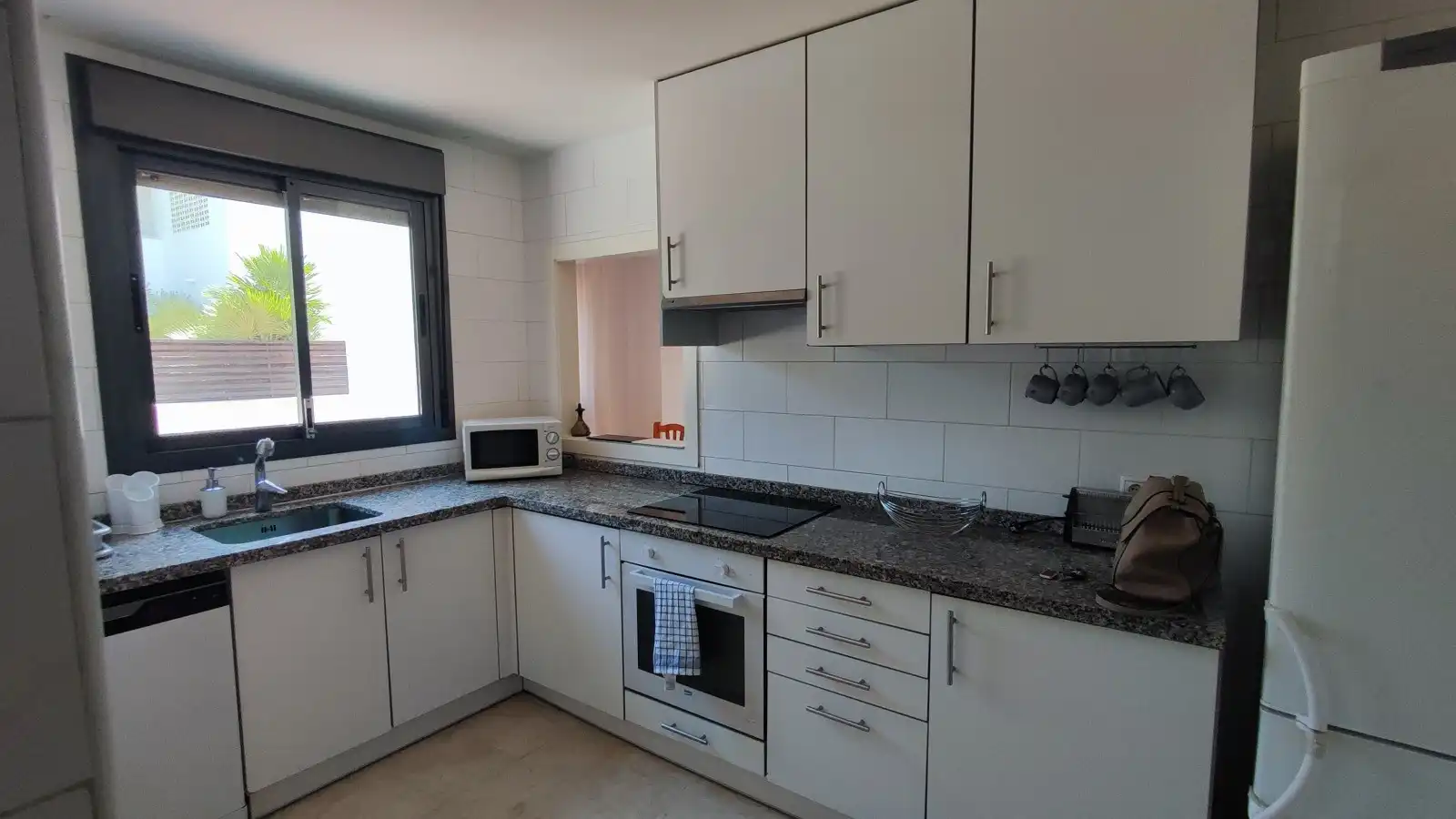 Küche von Erdgeschoss zum Verkauf in Manilva mit Klimaanlage, Terrasse und Abstellraum