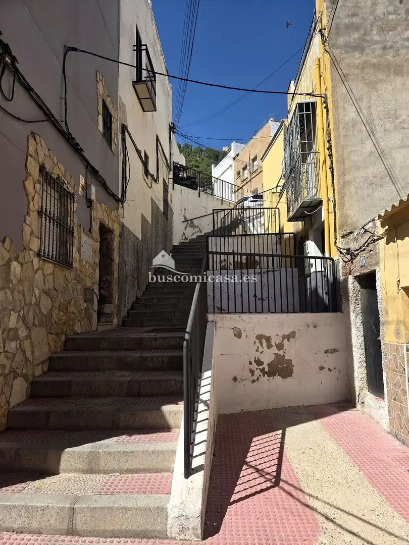 Vista exterior de Casa adosada en venda en Jaén amb Aire condicionat, Terrassa i Moblat