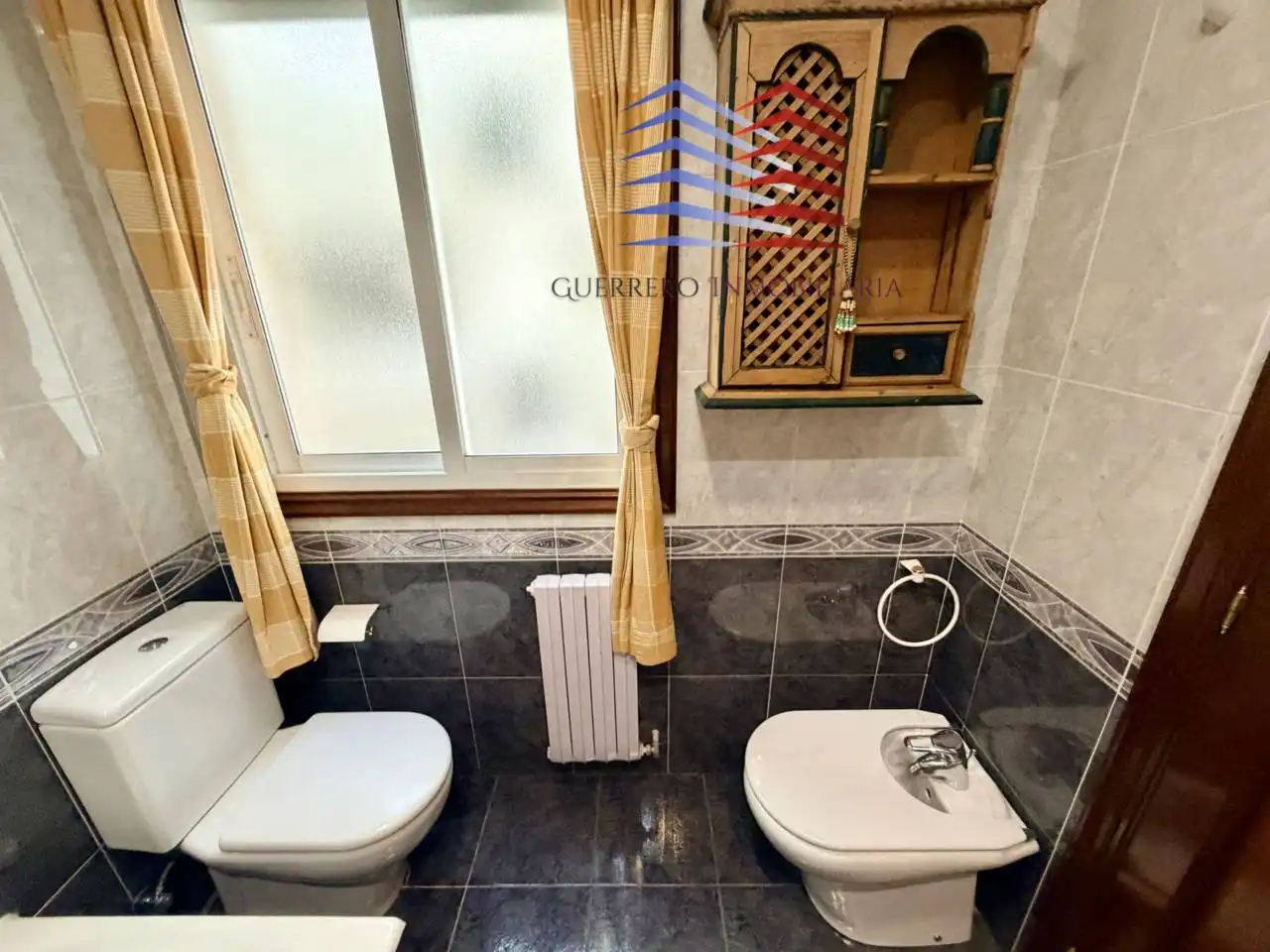 Bany de Apartament de lloguer en Ourense Capital  amb Calefacció, Parquet i Terrassa
