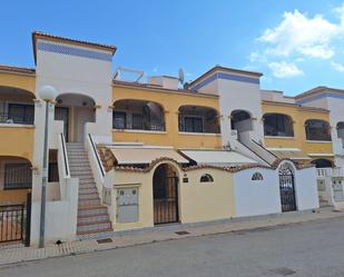 Vista exterior de Casa o xalet de lloguer en Orihuela amb Aire condicionat, Terrassa i Piscina comunitària