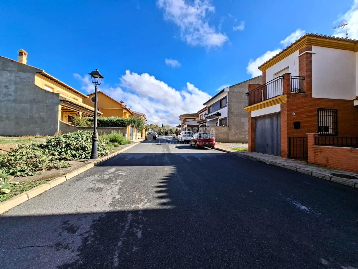 Vista exterior de Casa adosada en venda en Benalúa amb Calefacció i Balcó