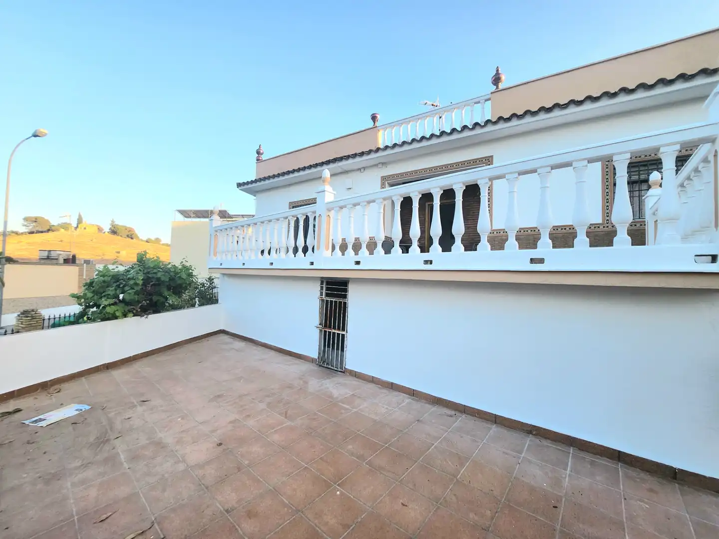 Außenansicht von Haus oder Chalet zum Verkauf in Alcalá de Guadaira mit Privatgarten, Terrasse und Abstellraum