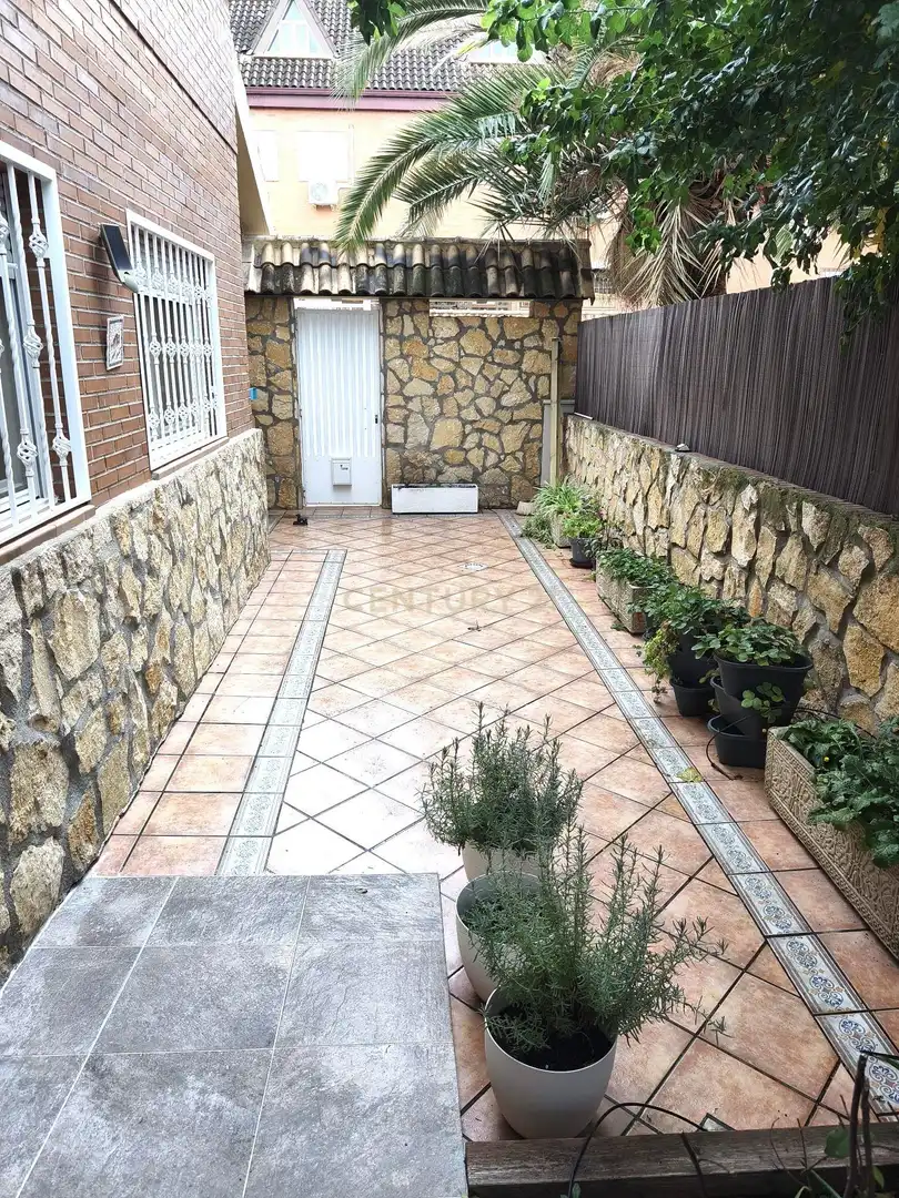 Terrassa de Estudi de lloguer en Velilla de San Antonio amb Aire condicionat, Rentadora i TV