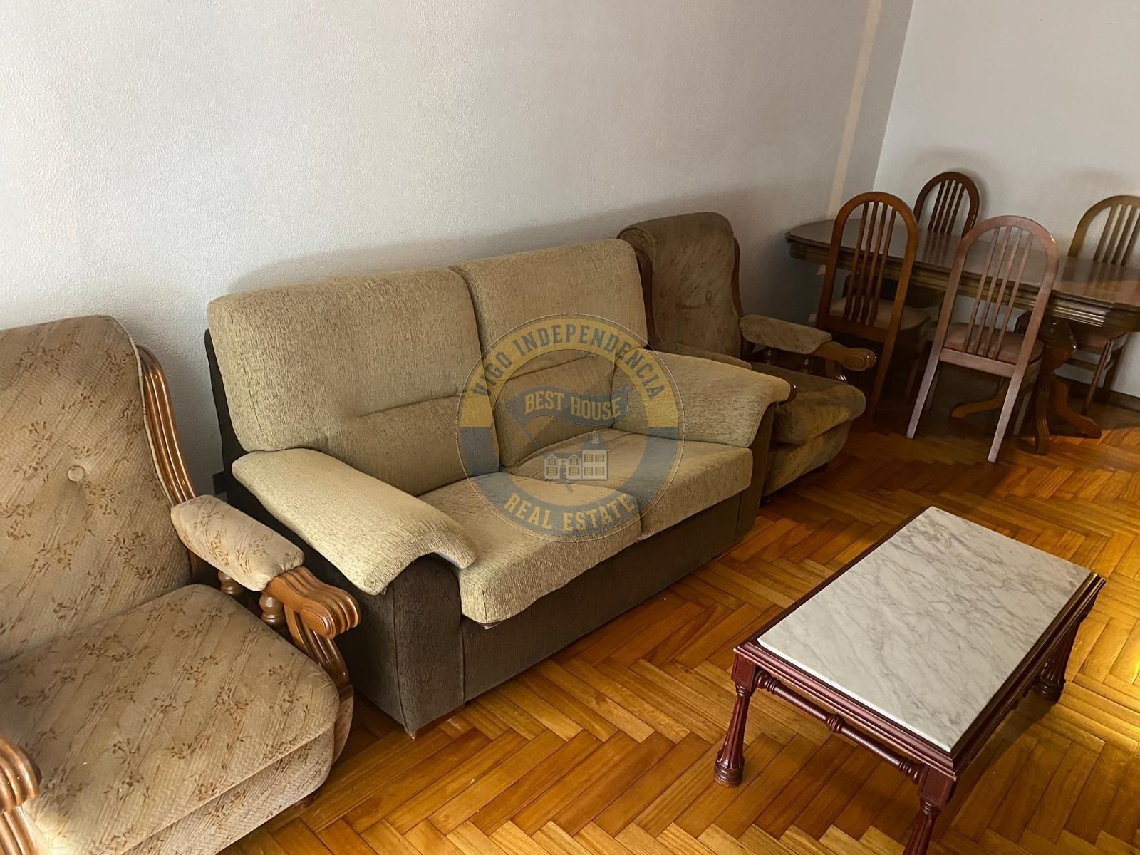 Sala d'estar de Pis de lloguer en Vigo  amb Calefacció, Parquet i Traster