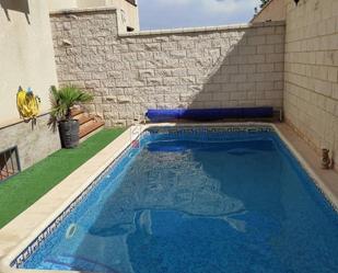 Piscina de Casa adosada en venda en Valdepeñas amb Aire condicionat, Calefacció i Piscina