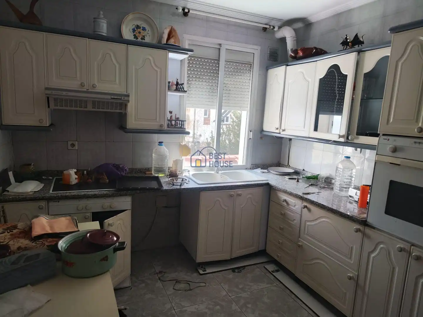 Cuina de Casa o xalet en venda en León Capital  amb Jardí privat, Traster i Alarma