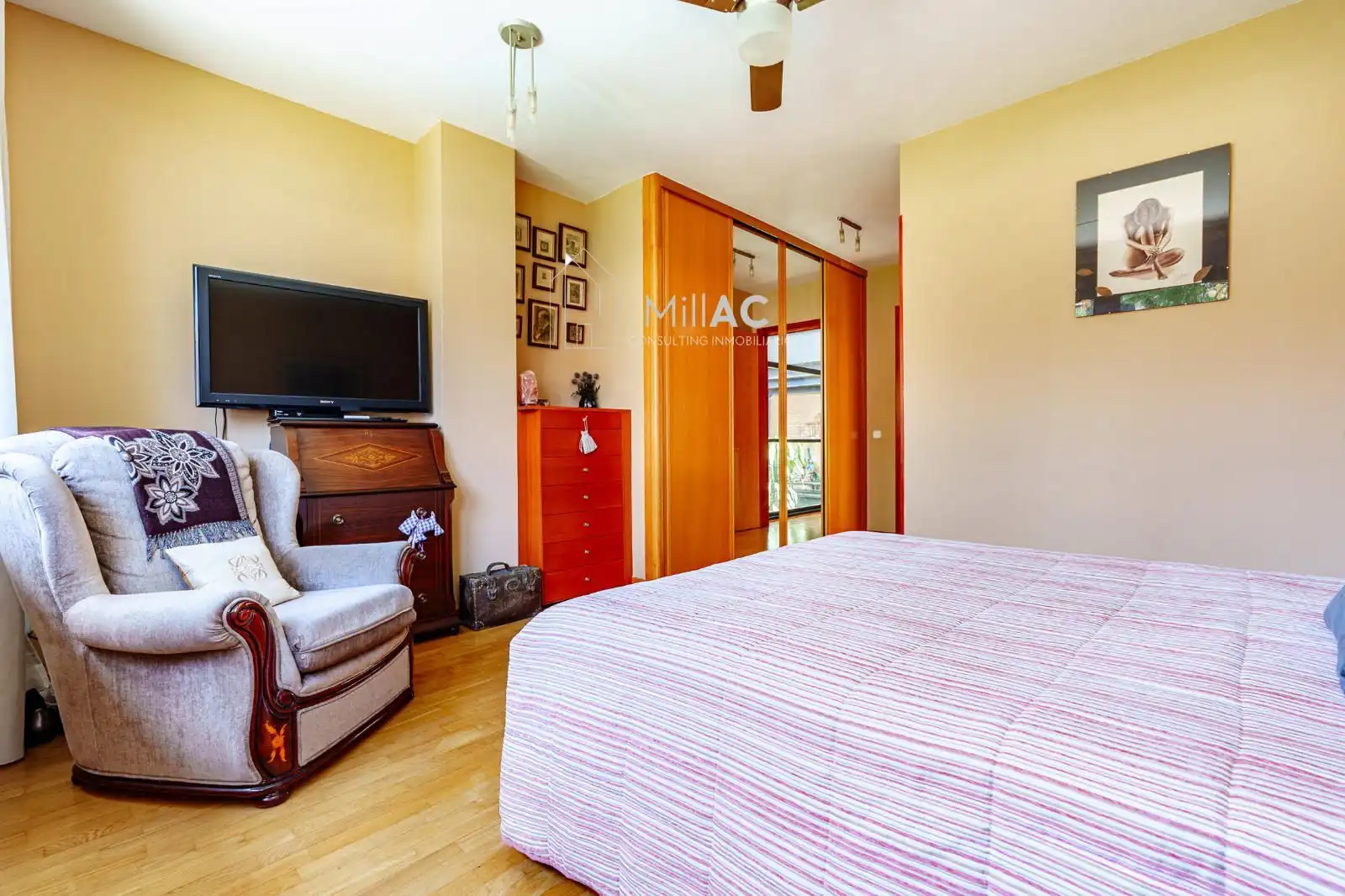 Habitación de Casa adosada en venta en Madrid con Aire acondicionado, Calefacción y Jardín privado