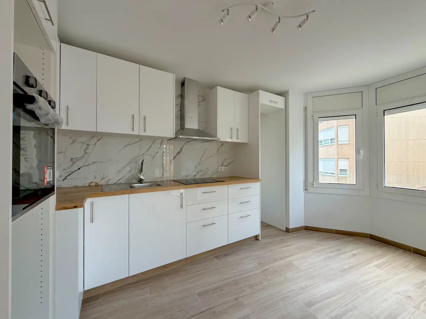 Küche von Wohnung zum Verkauf in Vilafranca del Penedès mit Klimaanlage, Abstellraum und Balkon