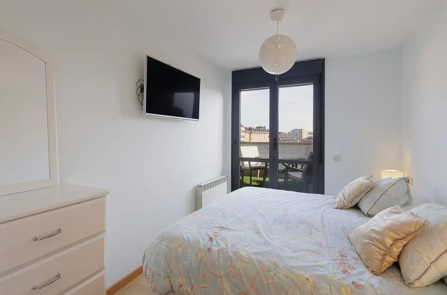 Habitación de Ático en venta en Oviedo  con Calefacción, Terraza y Trastero