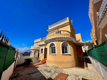Maison mitoyenne avec balcon à vendre à Goya