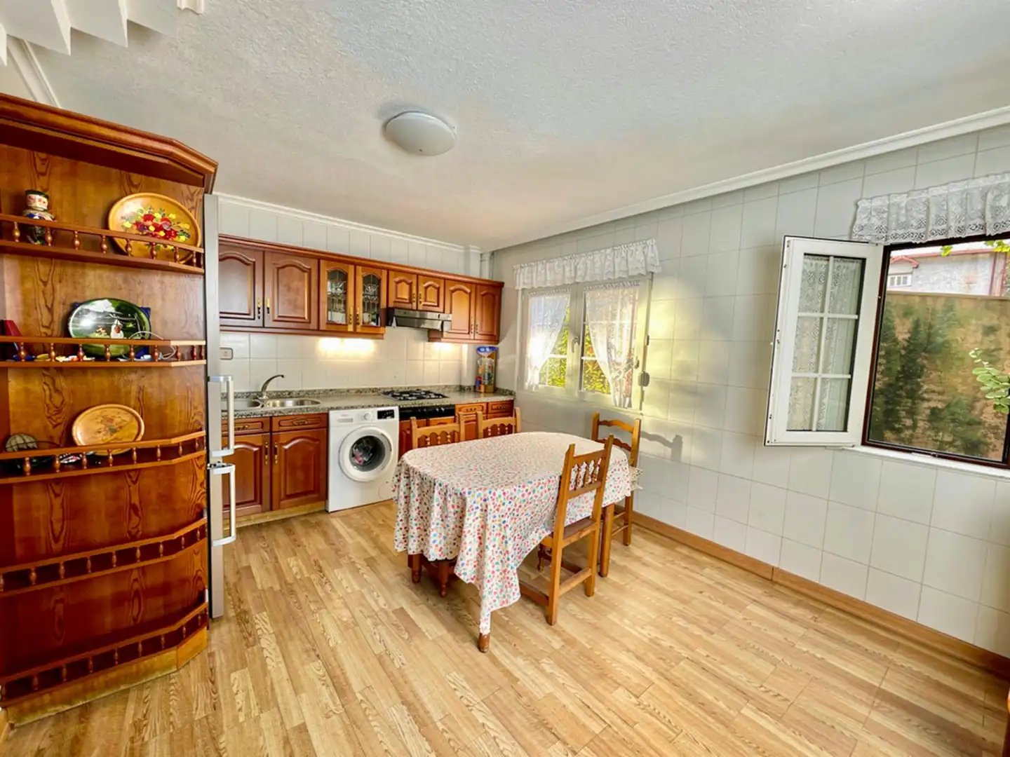 Cocina de Casa adosada en venta en San Andrés del Rabanedo con Calefacción, Jardín privado y Parquet