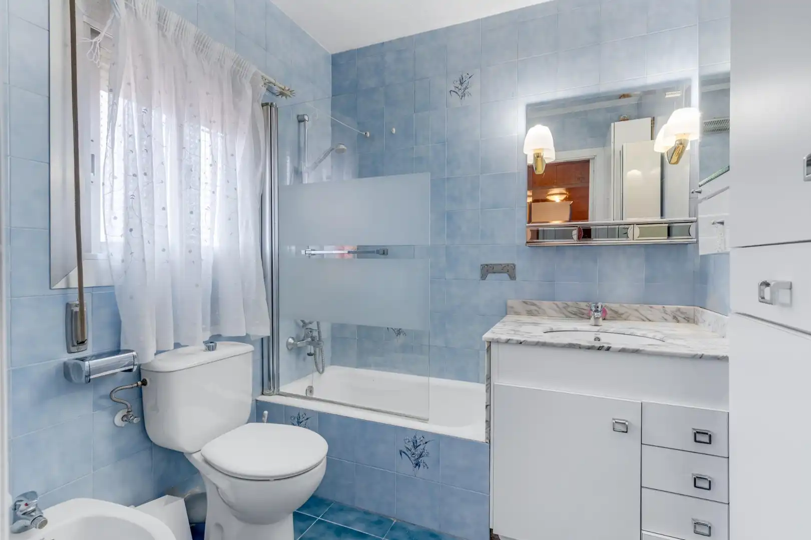 Badezimmer von Einfamilien-Reihenhaus zum Verkauf in Barcelona mit Klimaanlage, Heizung und Terrasse