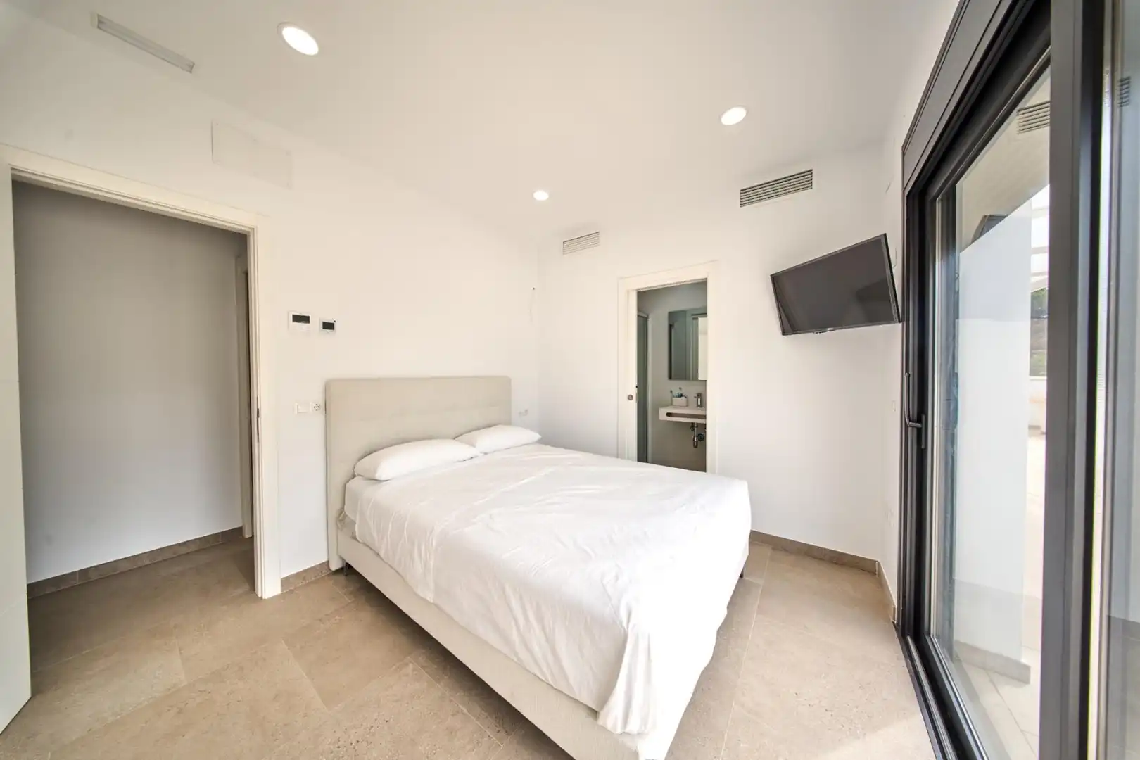 Dormitori de Casa o xalet en venda en Marbella amb Jardí privat, Terrassa i Traster