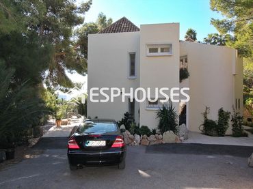 Detached house with pool for sale in Altea la Vella