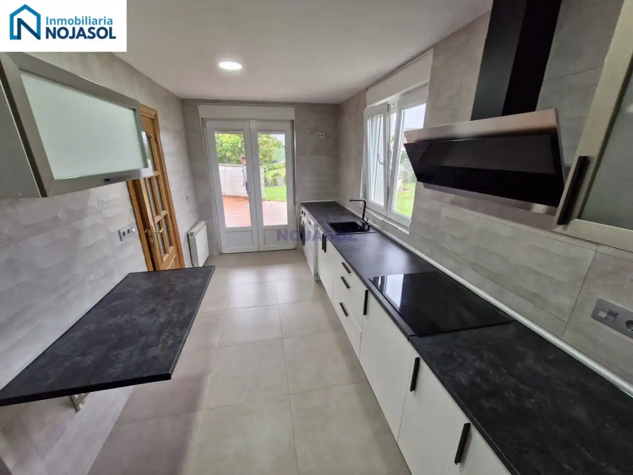 Cuina de Casa o xalet en venda en Bareyo amb Calefacció, Jardí privat i Terrassa