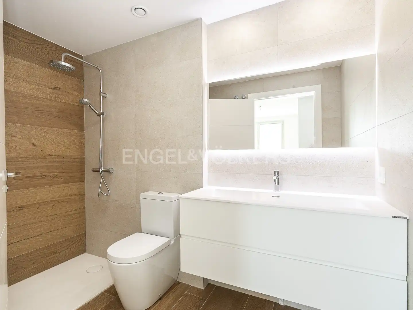 Badezimmer von Wohnung zur Miete in Barcelona mit Klimaanlage, Heizung und Parkett