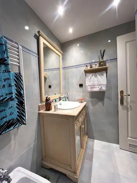 Badezimmer von Wohnung zum Verkauf in Gijón  mit Heizung und Abstellraum