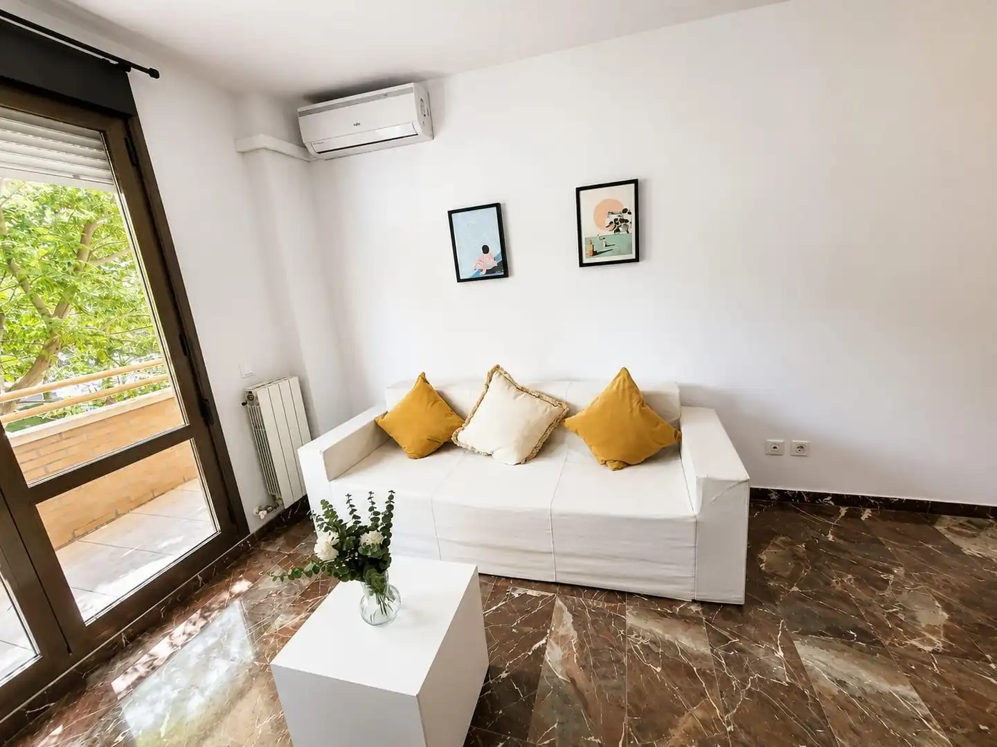 Living room of Flat for sale in Zaragoza  with Air Conditioner, Heating and Balcony