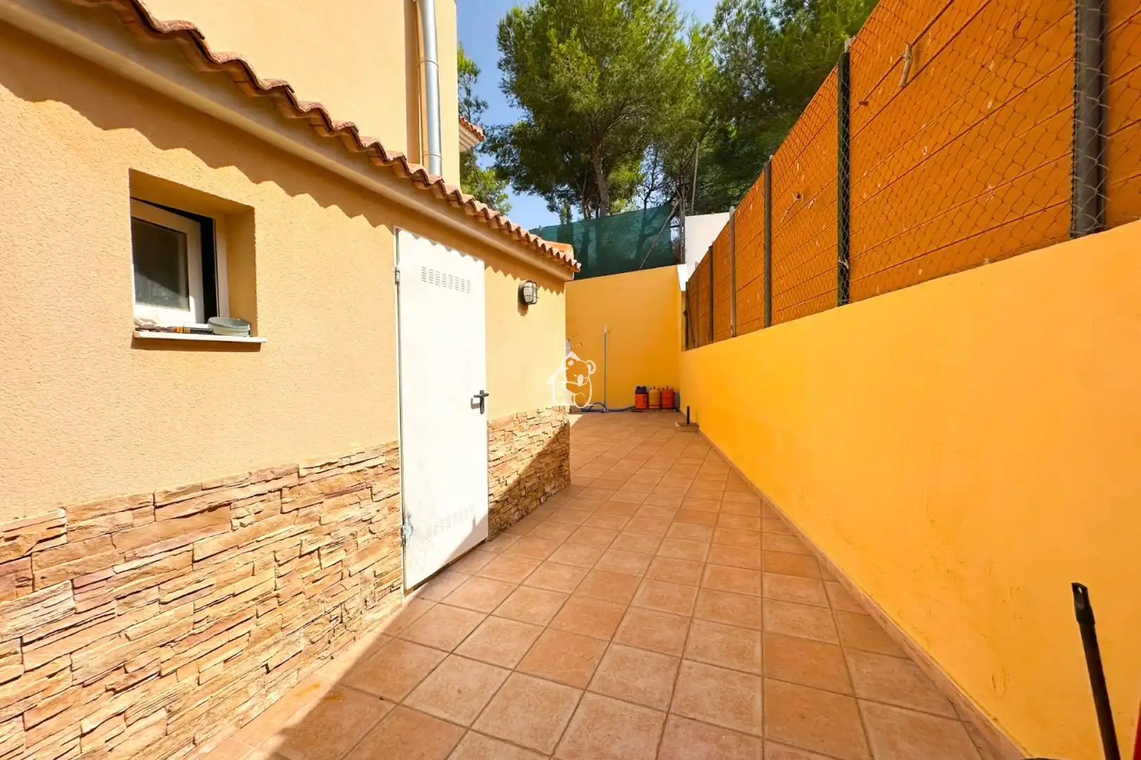 Vista exterior de Finca rústica de lloguer en San Miguel de Salinas amb Aire condicionat, Jardí privat i Terrassa