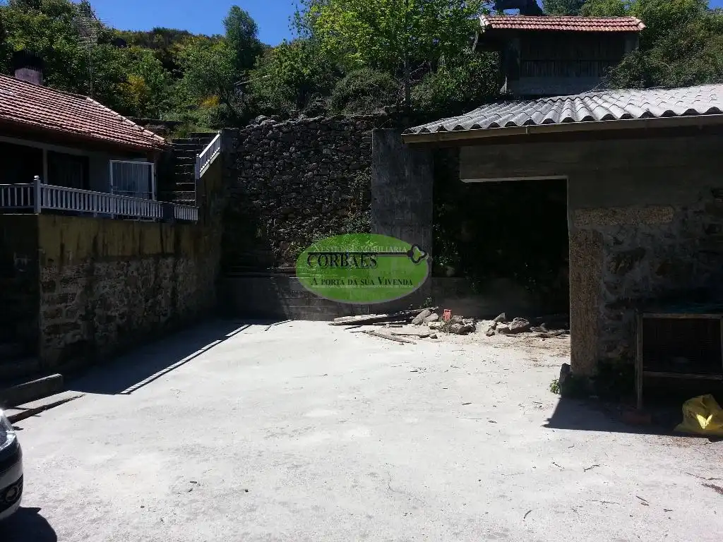 Aparcament de Casa o xalet en venda en Entrimo amb Jardí privat, Terrassa i Moblat