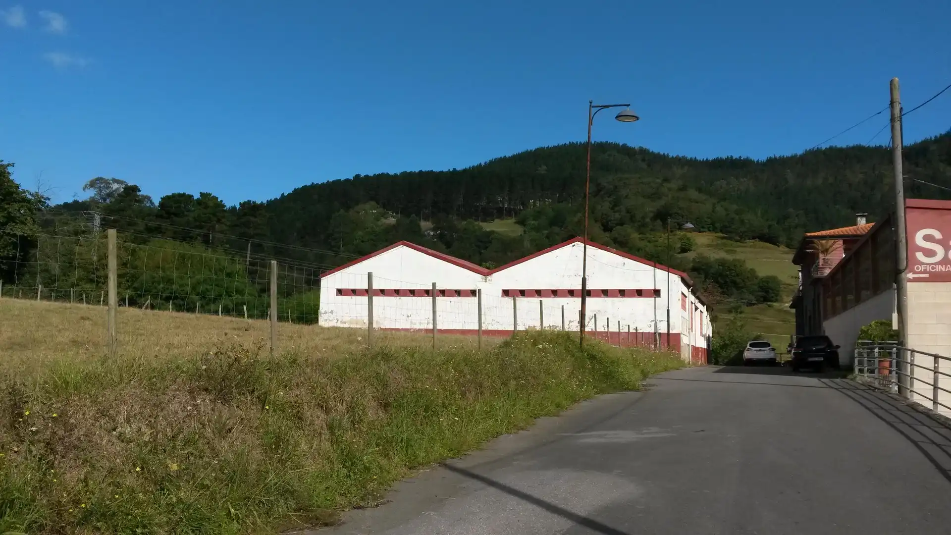 Außenansicht von Fabrikhallen zum Verkauf in Berriatua