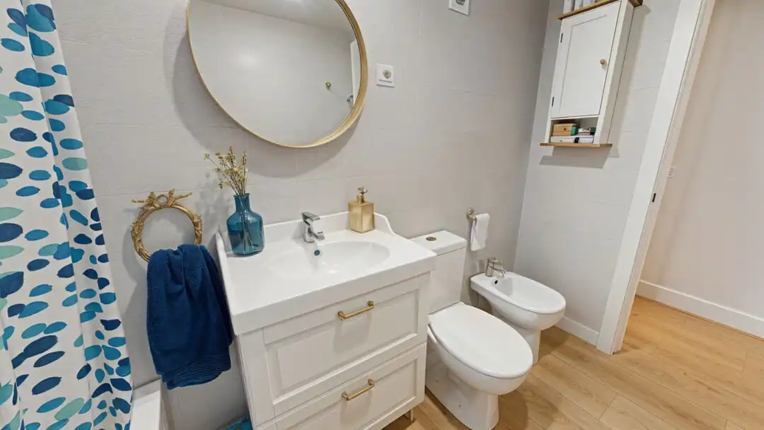 Bathroom of Flat for sale in Getafe  with Air Conditioner, Heating and Storage room