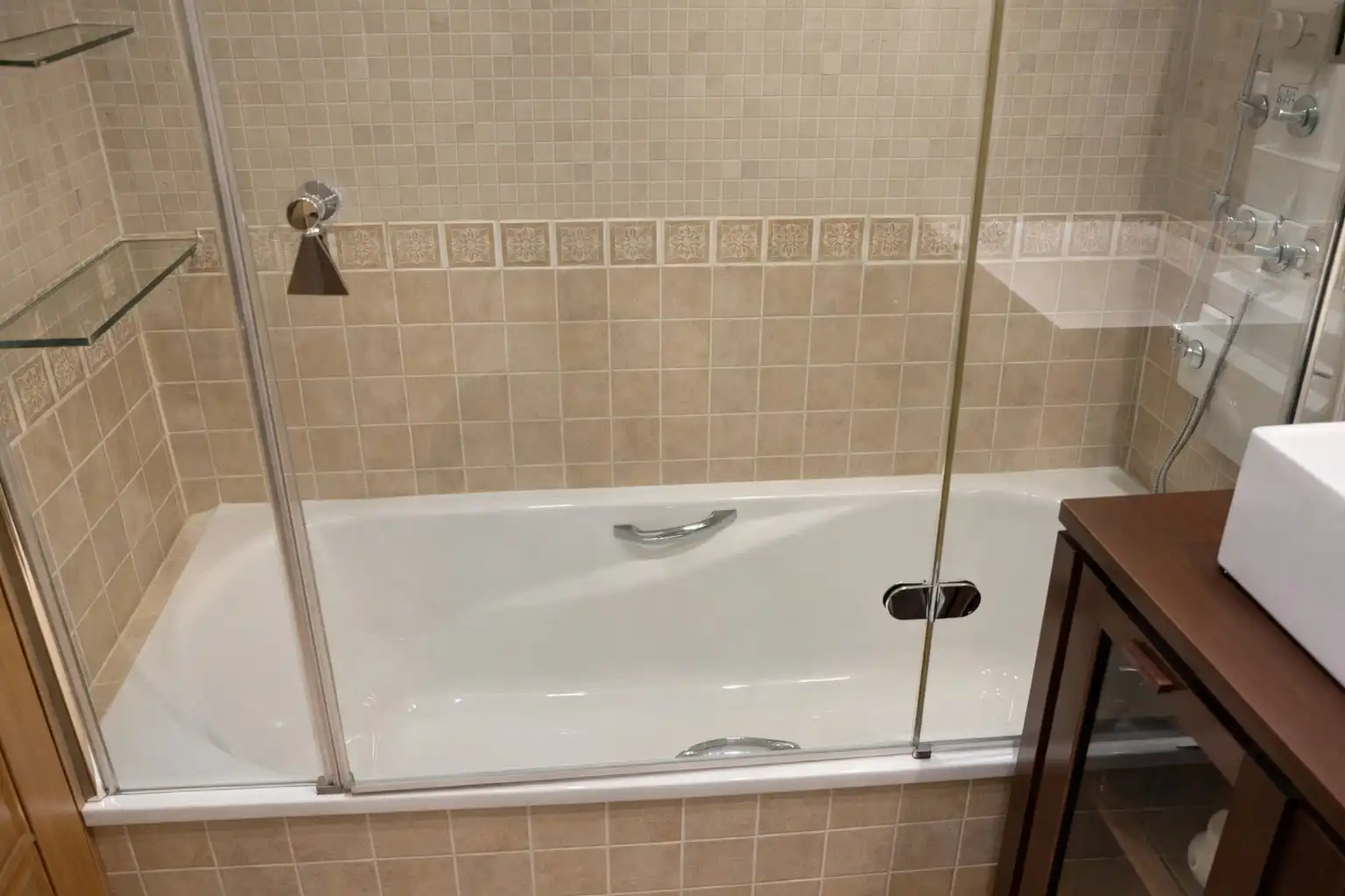 Badezimmer von Wohnung zum Verkauf in Madrid mit Klimaanlage, Heizung und Parkett