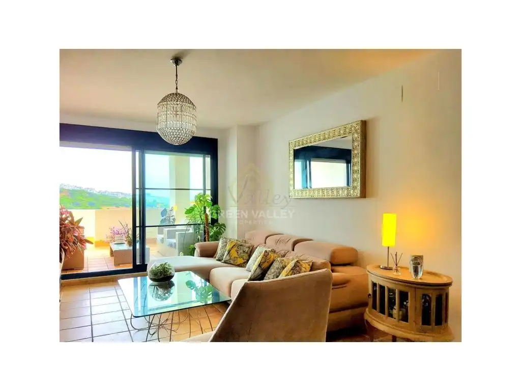 Wohnzimmer von Wohnung zum Verkauf in La Alcaidesa mit Klimaanlage, Privatgarten und Terrasse
