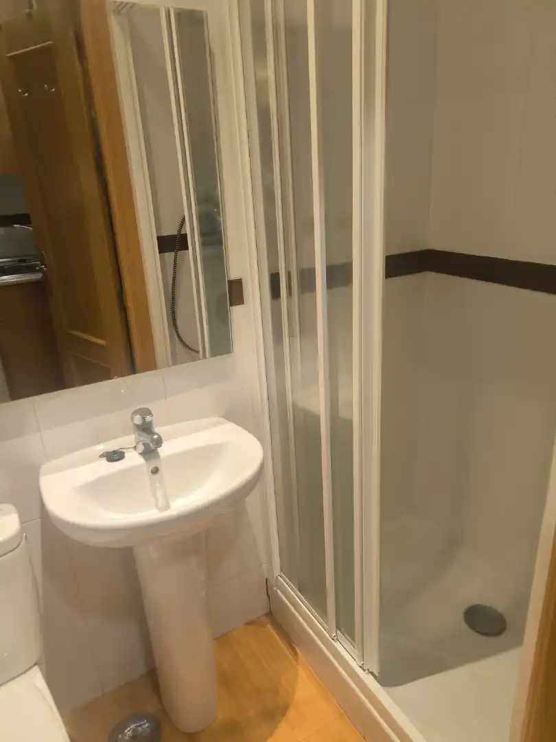 Badezimmer von Wohnung zur Miete in Madrid mit Klimaanlage, Heizung und Parkett