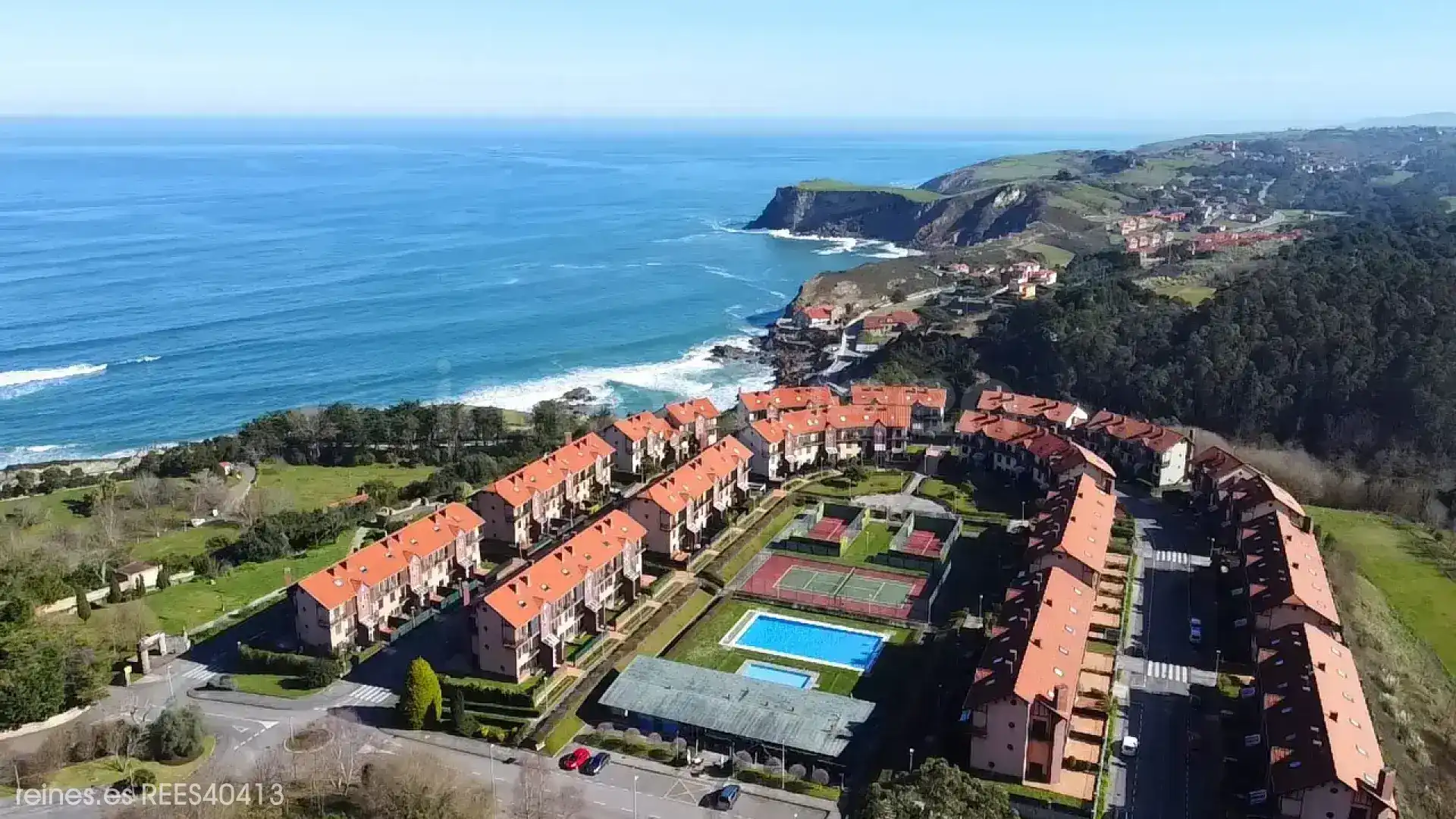 Außenansicht von Einfamilien-Reihenhaus zum Verkauf in Comillas (Cantabria) mit Heizung, Privatgarten und Terrasse