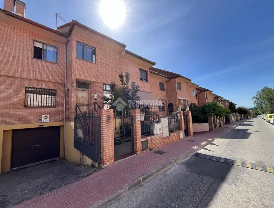 Vista exterior de Casa adosada en venta en Loeches