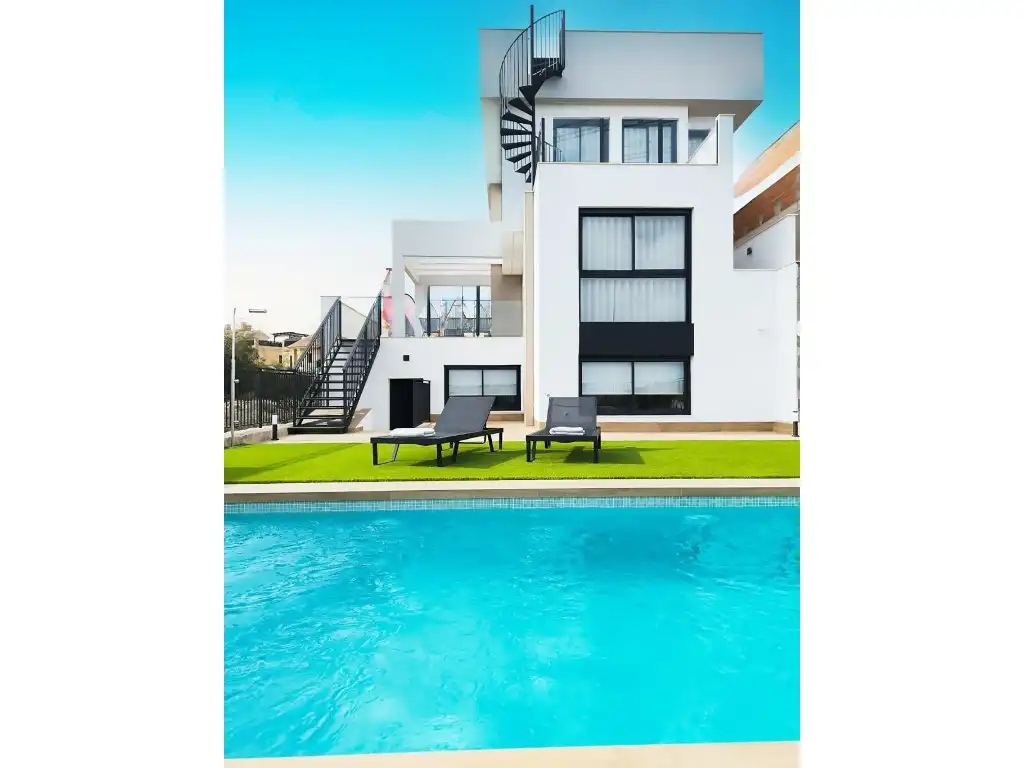 House with pool for sale in Algorfa