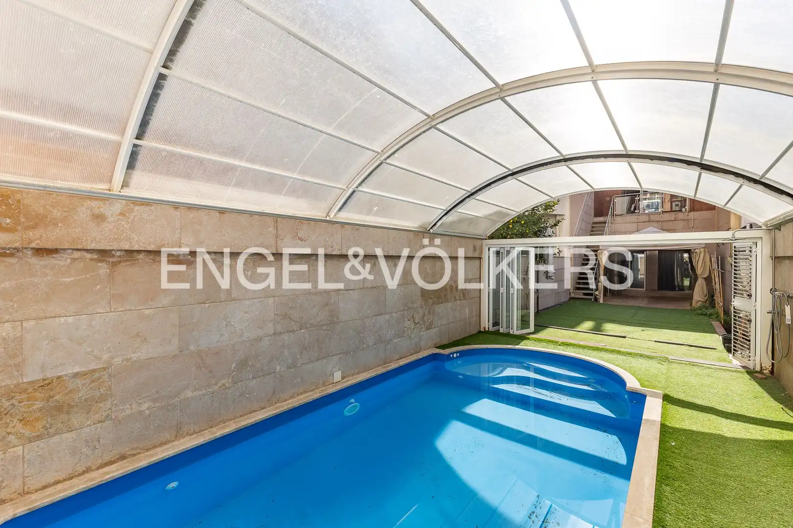 Piscina de Casa o chalet en venta en El Prat de Llobregat con Aire acondicionado, Calefacción y Jardín privado
