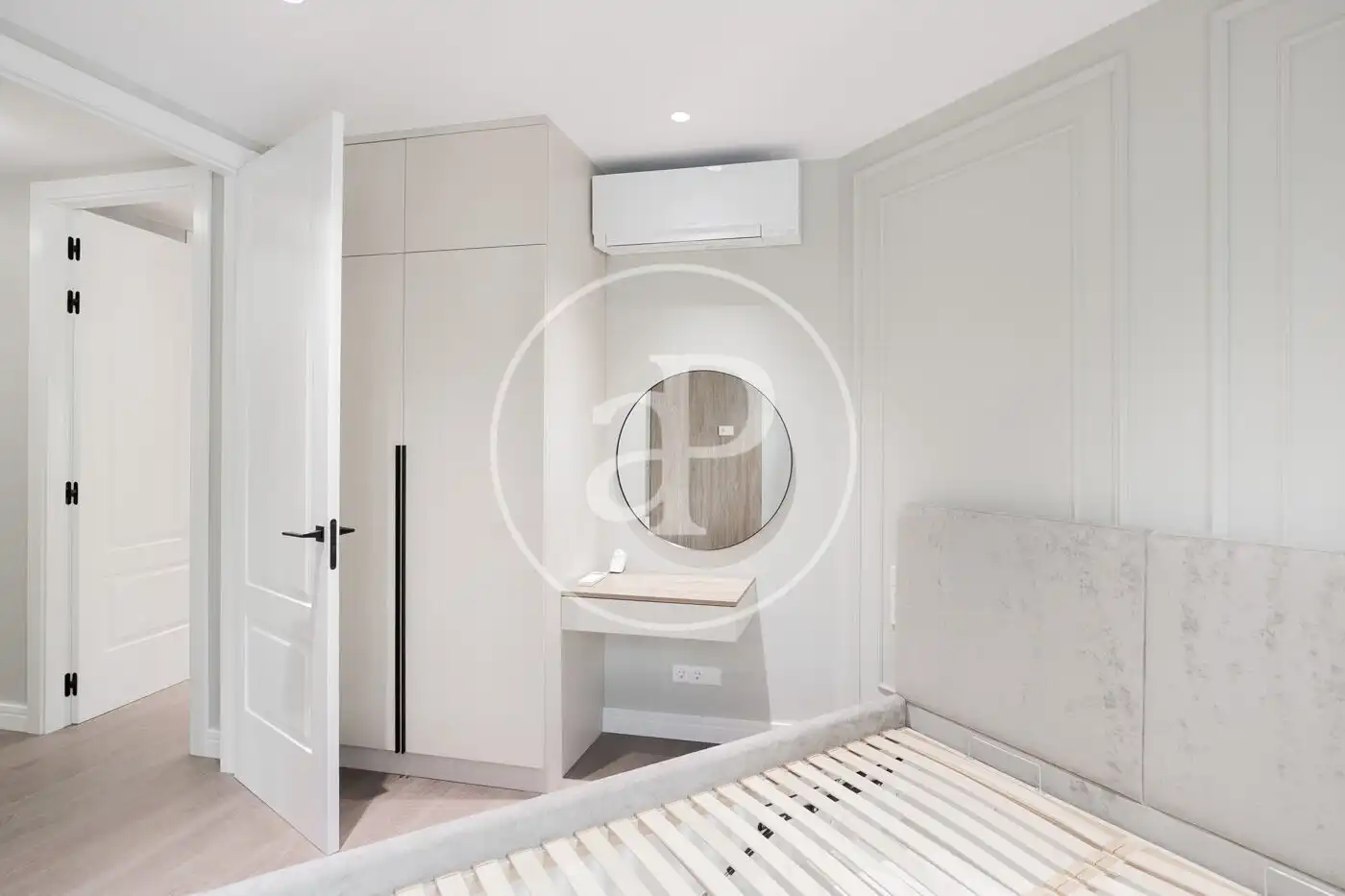 Schlafzimmer von Wohnung zum Verkauf in Barcelona mit Klimaanlage, Heizung und Balkon