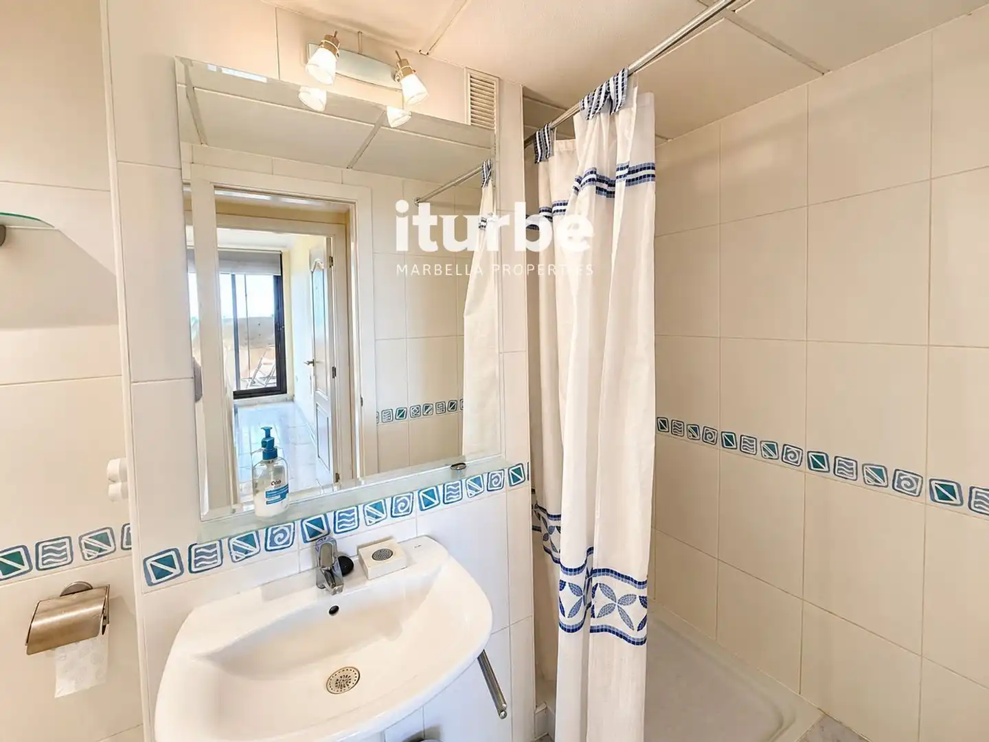 Baño de Piso de alquiler en Marbella con Aire acondicionado, Terraza y Piscina