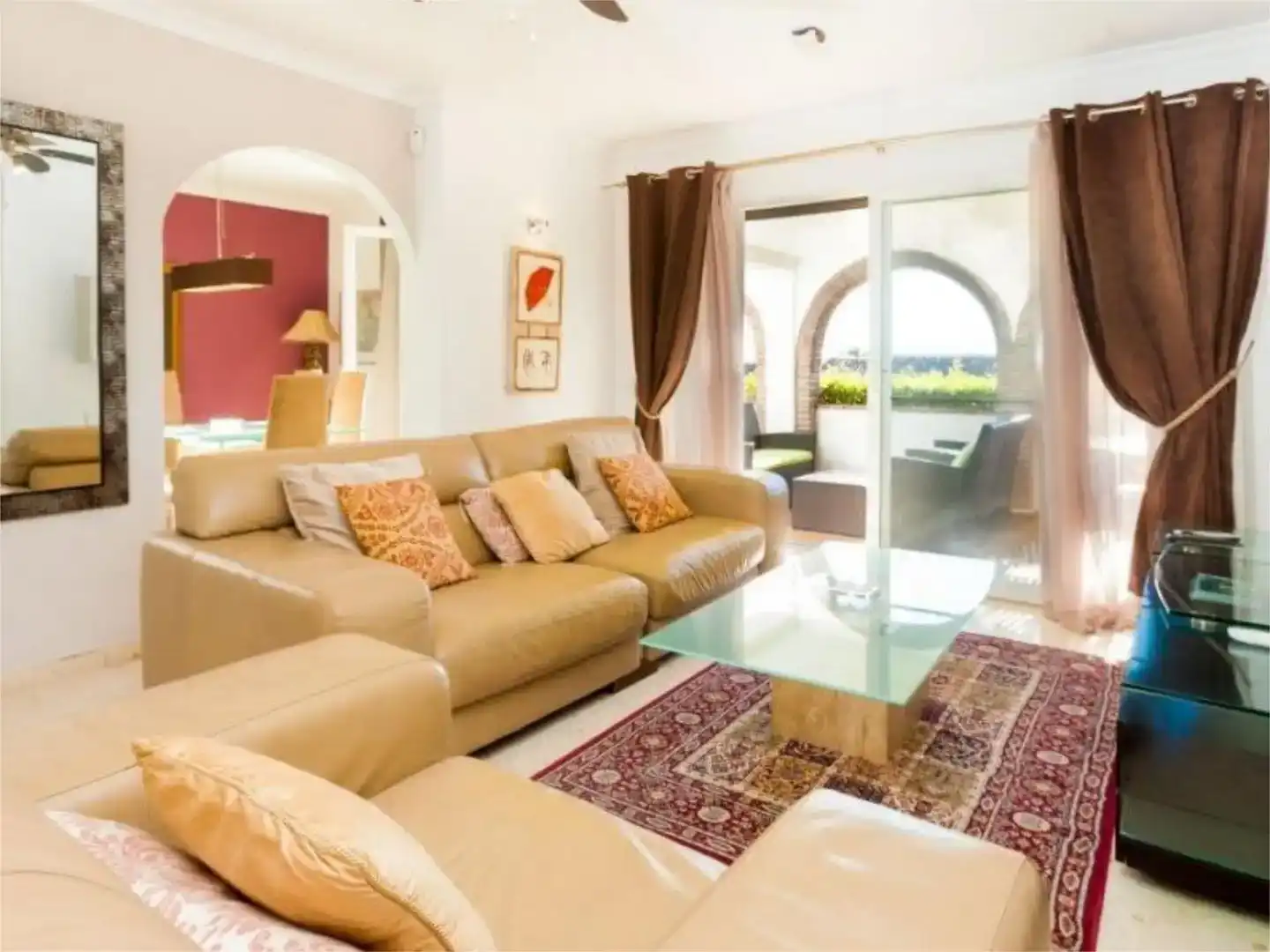 Sala d'estar de Casa o xalet de lloguer en Estepona amb Aire condicionat, Piscina i Balcó