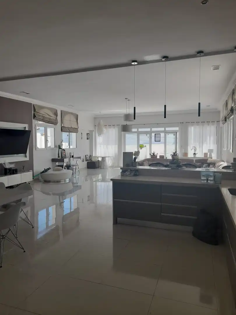 Sala d'estar de Casa o xalet en venda en Marbella amb Aire condicionat, Jardí privat i Terrassa