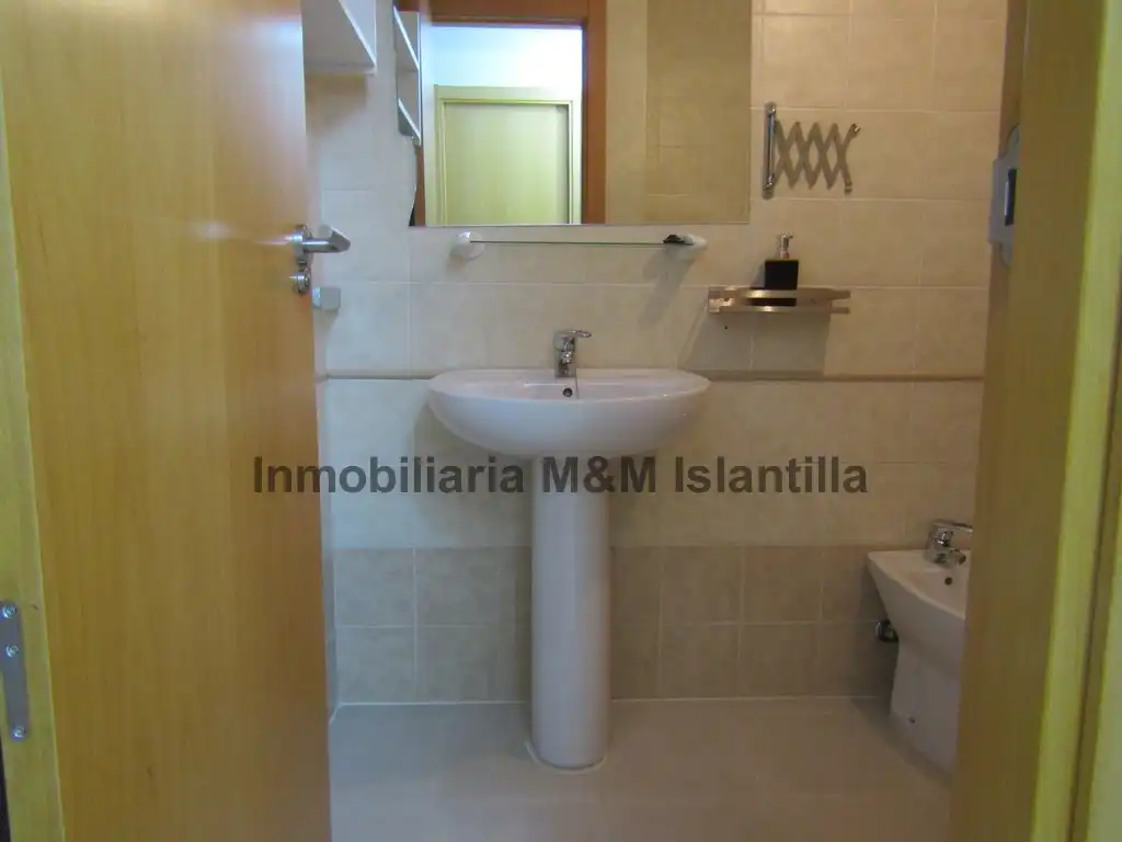 Baño de Piso en venta en Isla Cristina con Terraza, Horno y Lavadora