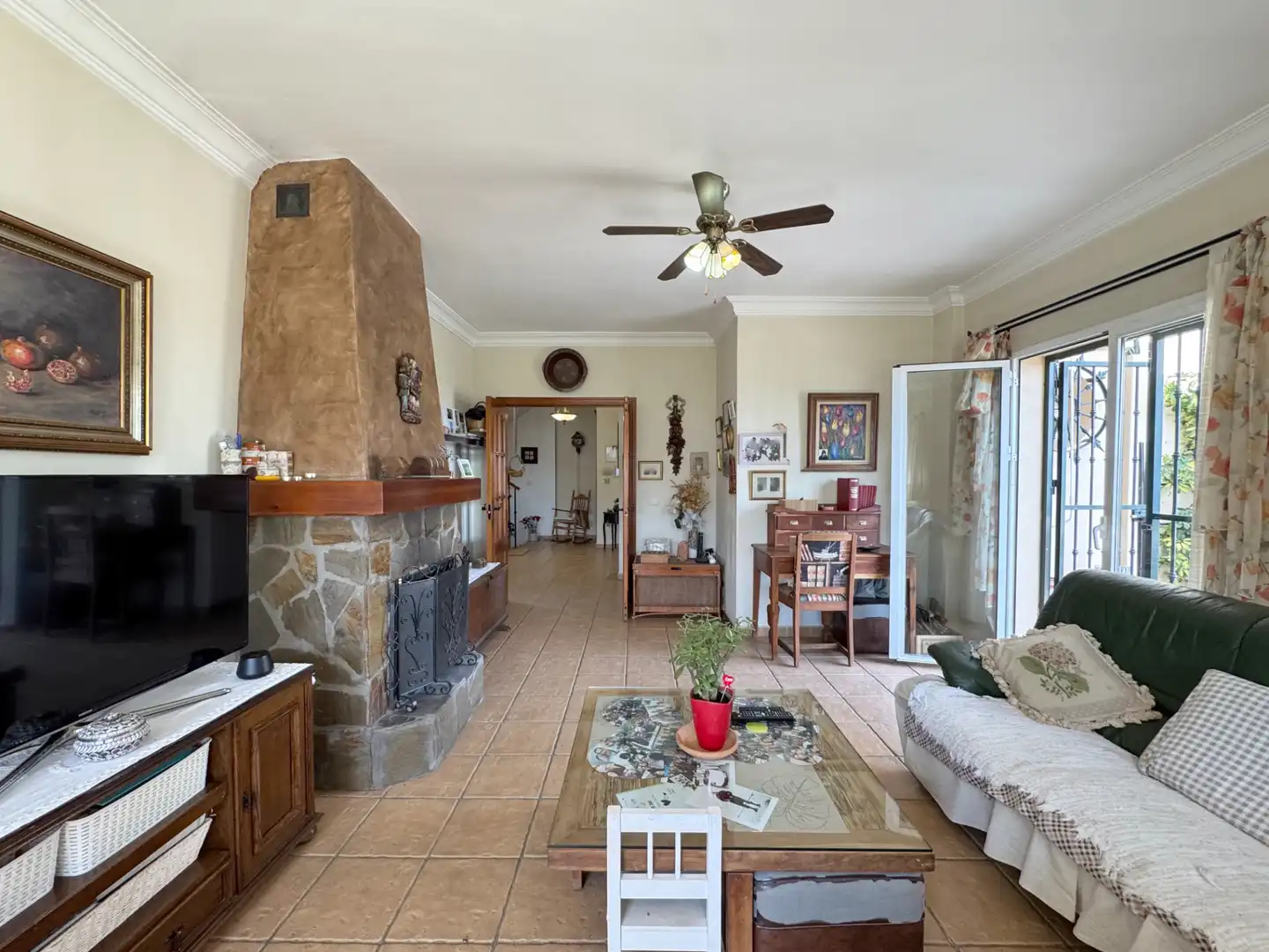 Sala d'estar de Casa o xalet en venda en Alhaurín de la Torre amb Aire condicionat, Calefacció i Jardí privat