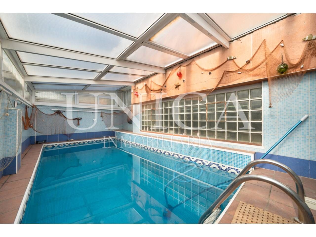 Swimming pool of Single-family semi-detached for sale in  Madrid Capital  with Air Conditioner, Heating and Private garden