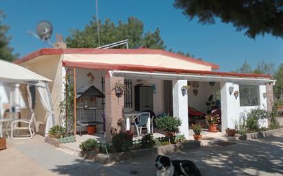 Vista exterior de Casa o xalet en venda en Cheste amb Jardí privat, Terrassa i Piscina