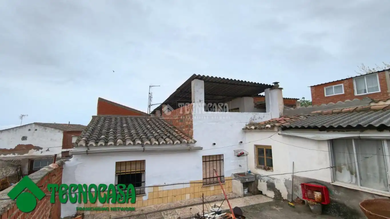 Außenansicht von Einfamilien-Reihenhaus zum Verkauf in La Puebla de Montalbán mit Heizung, Privatgarten und Terrasse