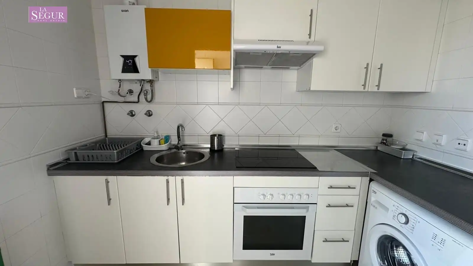 Küche von Wohnung zum Verkauf in Conil de la Frontera mit Klimaanlage, Privatgarten und Abstellraum