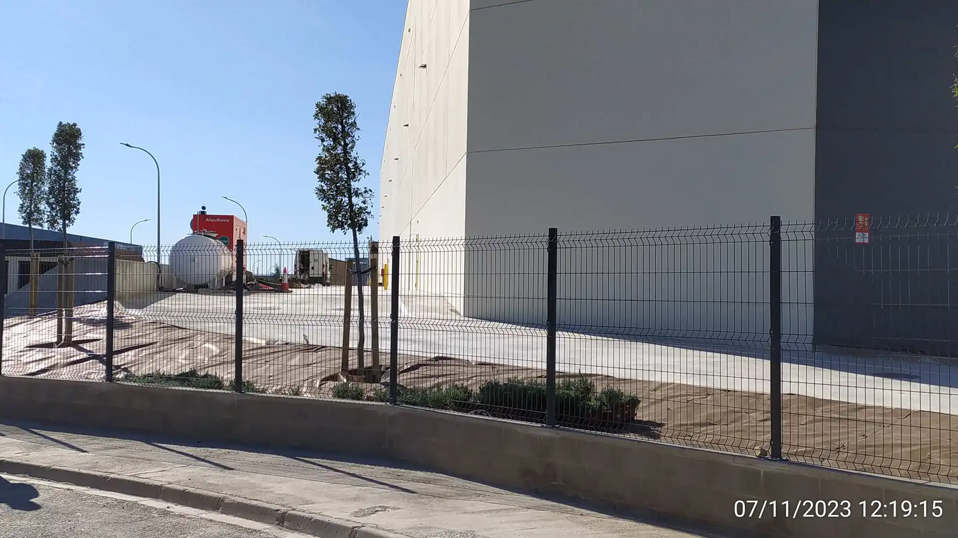 Vista exterior de Nau industrial de lloguer en Sabadell amb Alarma