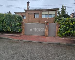 Vista exterior de Casa o xalet en venda en Alcalá de Henares amb Piscina i Moblat