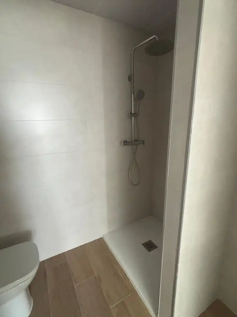 Bany de Pis de lloguer en La Pobla de Vallbona amb Aire condicionat, Calefacció i Terrassa