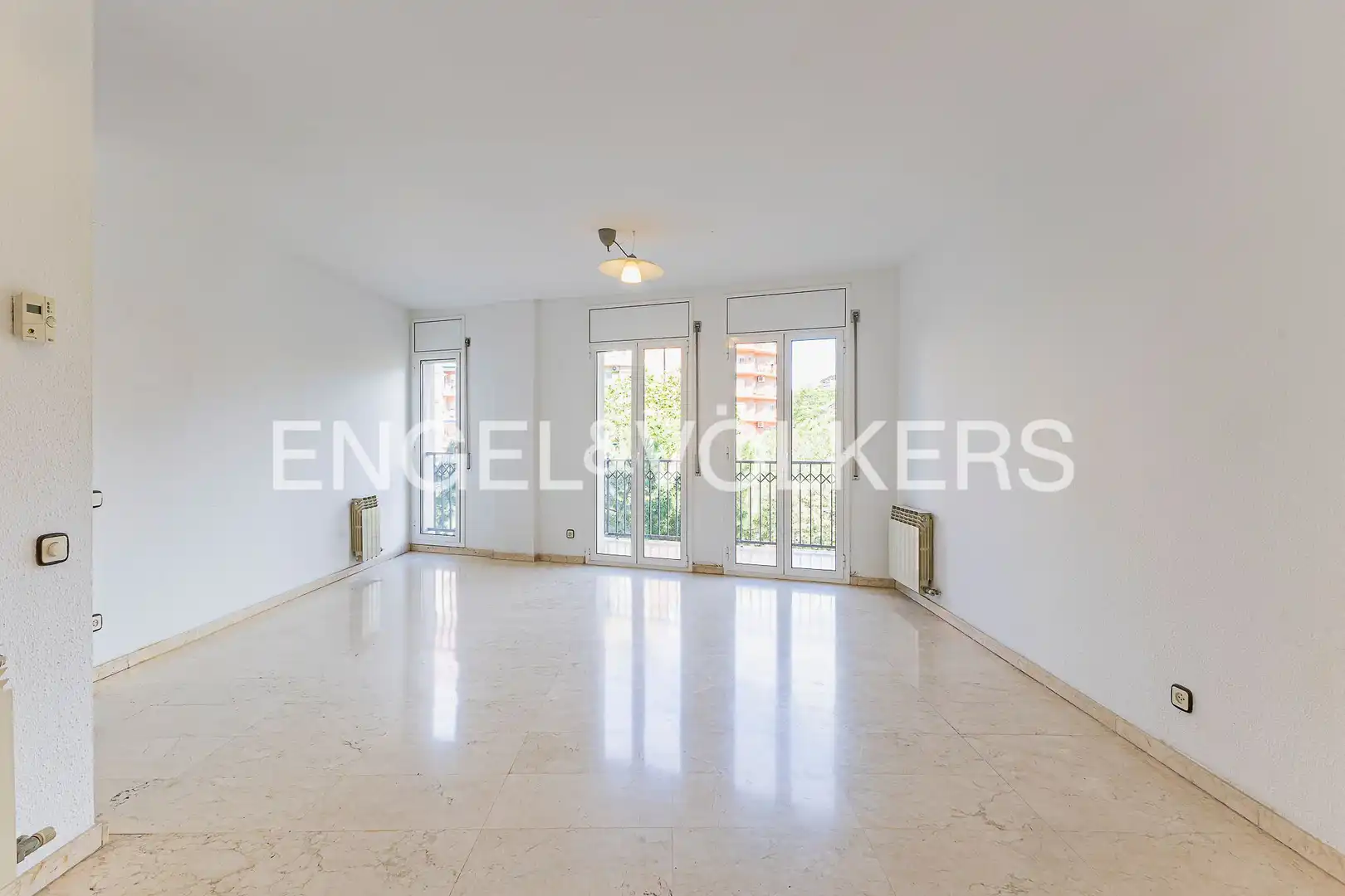 Wohnzimmer von Wohnung zum Verkauf in Barcelona mit Klimaanlage, Heizung und Terrasse