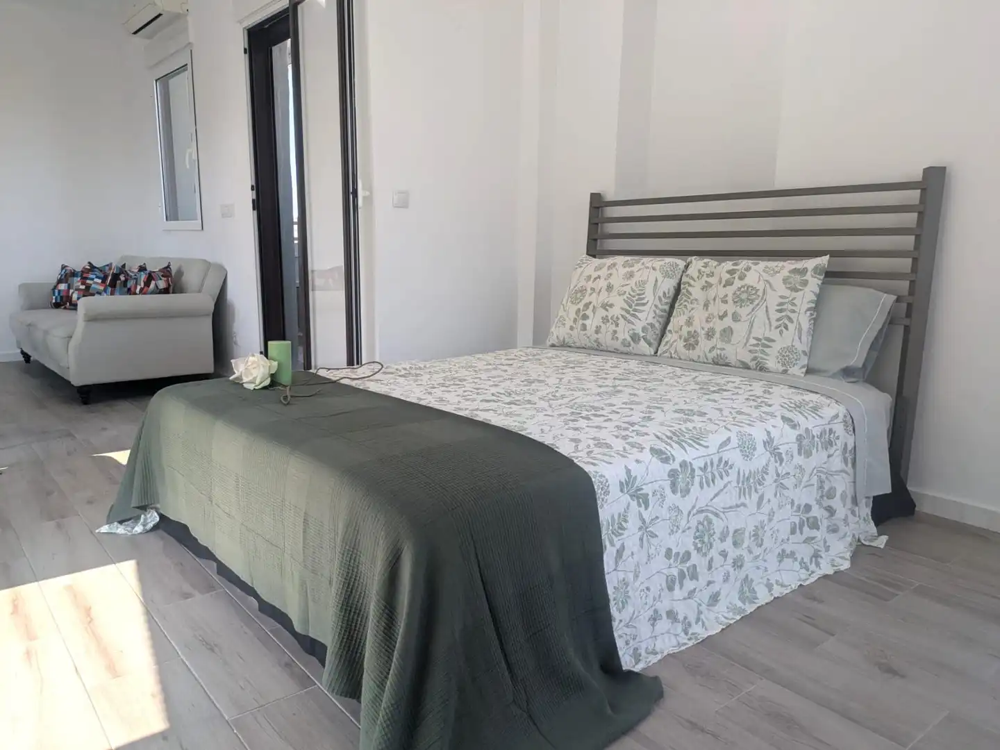 Schlafzimmer von Dachboden zur Miete in Valencia mit Klimaanlage, Heizung und Terrasse