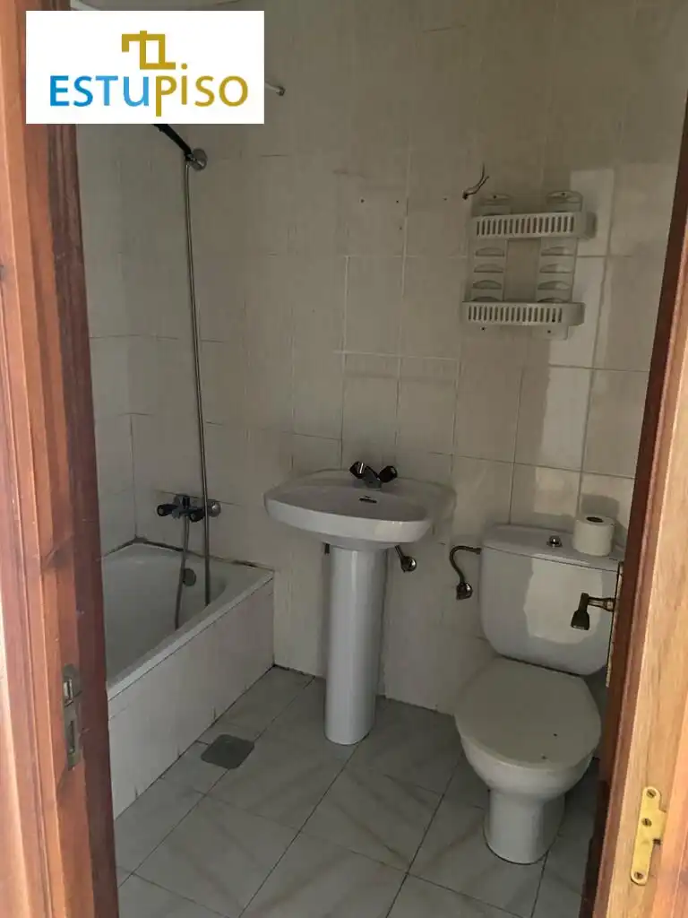 Badezimmer von Geschaftsraum zum Verkauf in Matallana de Torío mit Möbliert