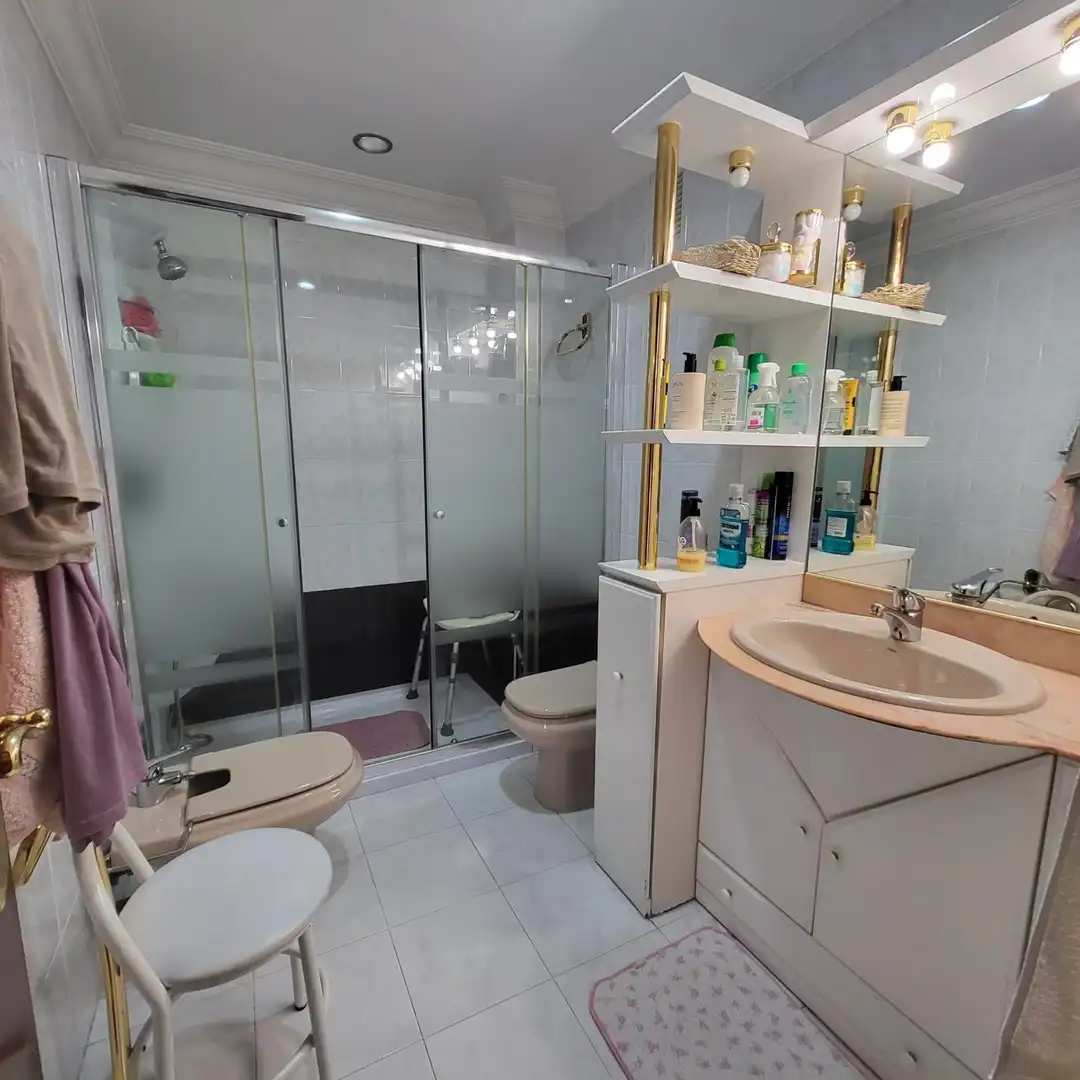 Baño de Piso en venta en Basauri  con Calefacción, Terraza y Trastero